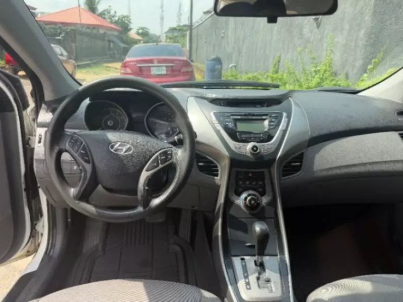 Hyundai Elantra   - 2013