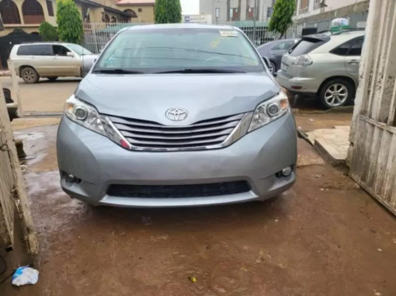 TOYOTA Sienna   - 2011
