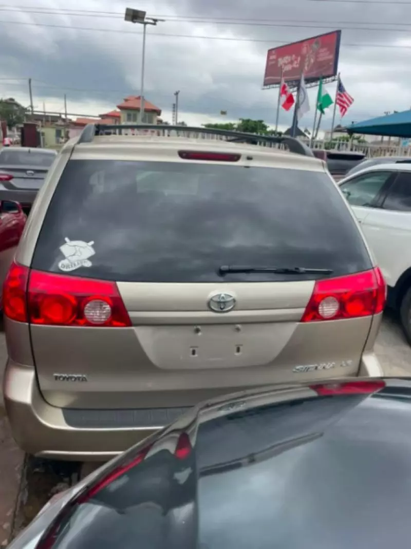 TOYOTA Sienna   - 2006