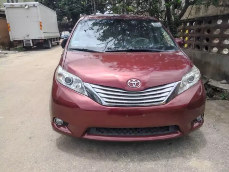 TOYOTA Sienna   - 2011