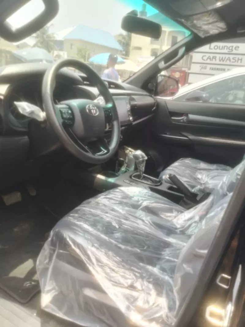 Toyota Hilux   - 2022