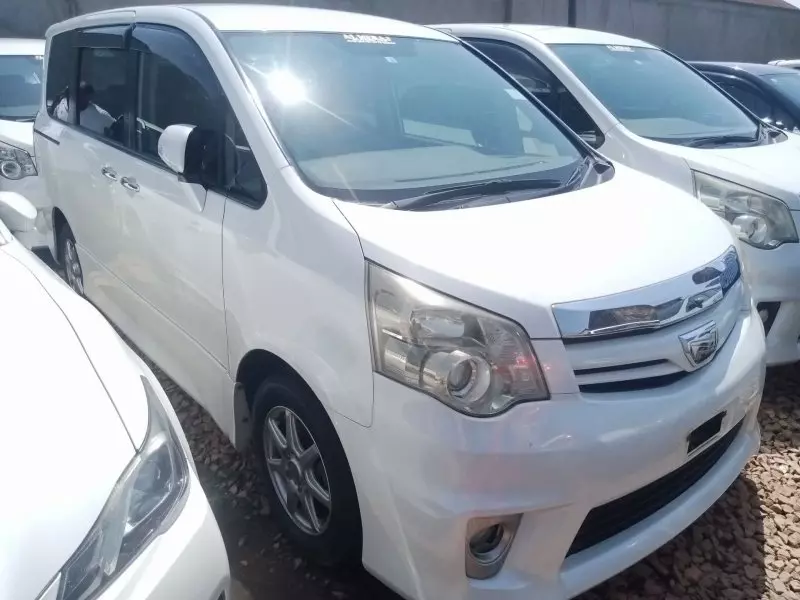 Toyota Noah - 2012