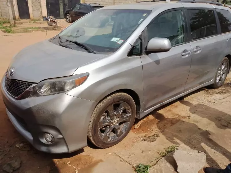 Toyota Sienna   - 2011