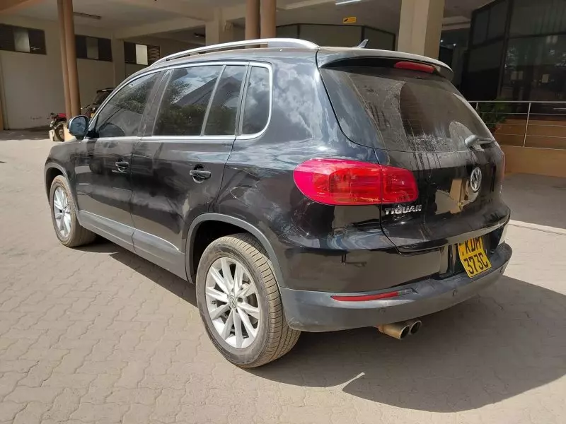 Volkswagen Tiguan   - 2015