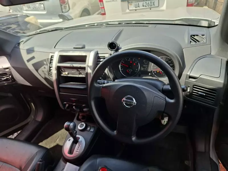 Nissan X-TRAIL    - 2012