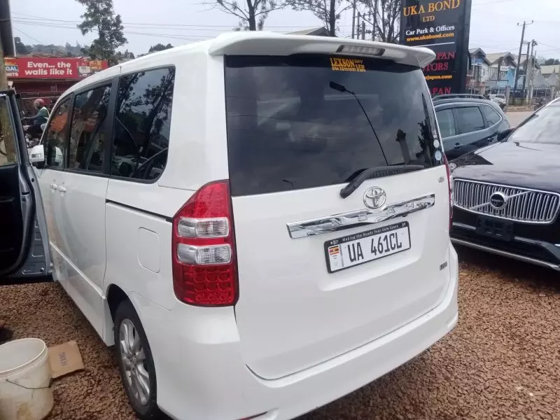 Toyota Noah   - 2010