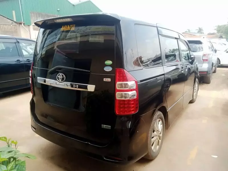 TOYOTA Noah   - 2012