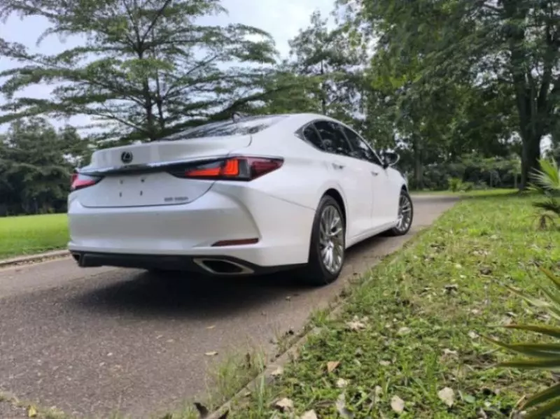 Lexus ES 350   - 2021