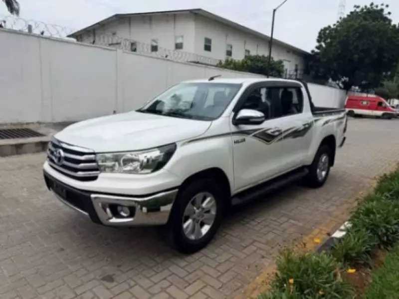 Toyota Hilux    - 2017