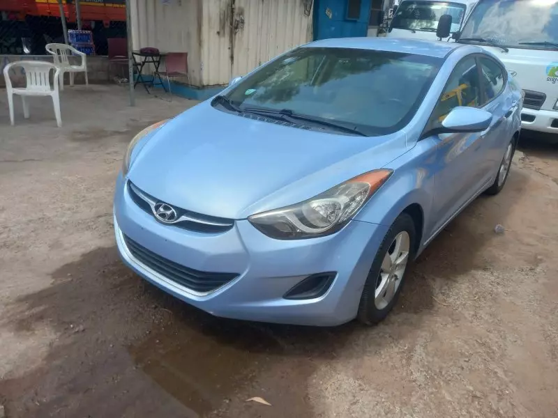 Hyundai Elantra   - 2012