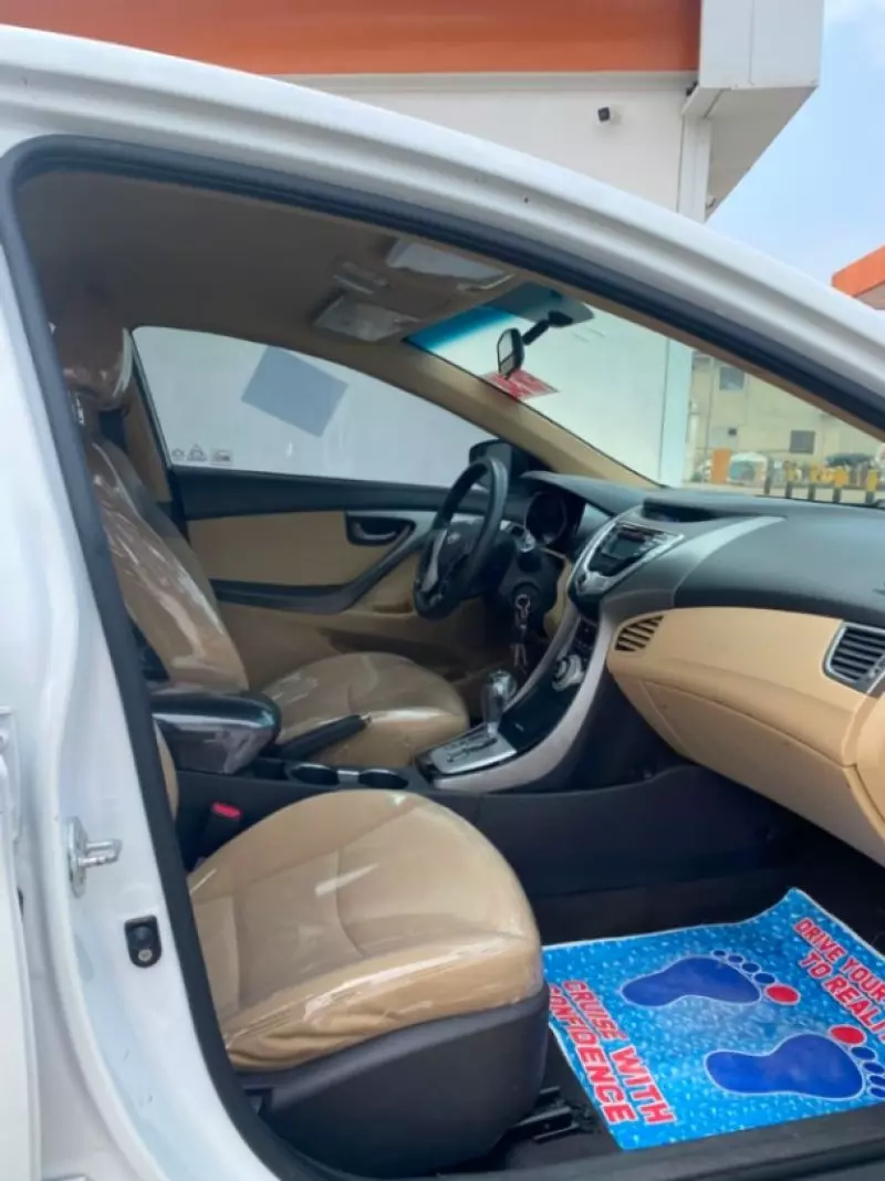 Hyundai Elantra - 2011