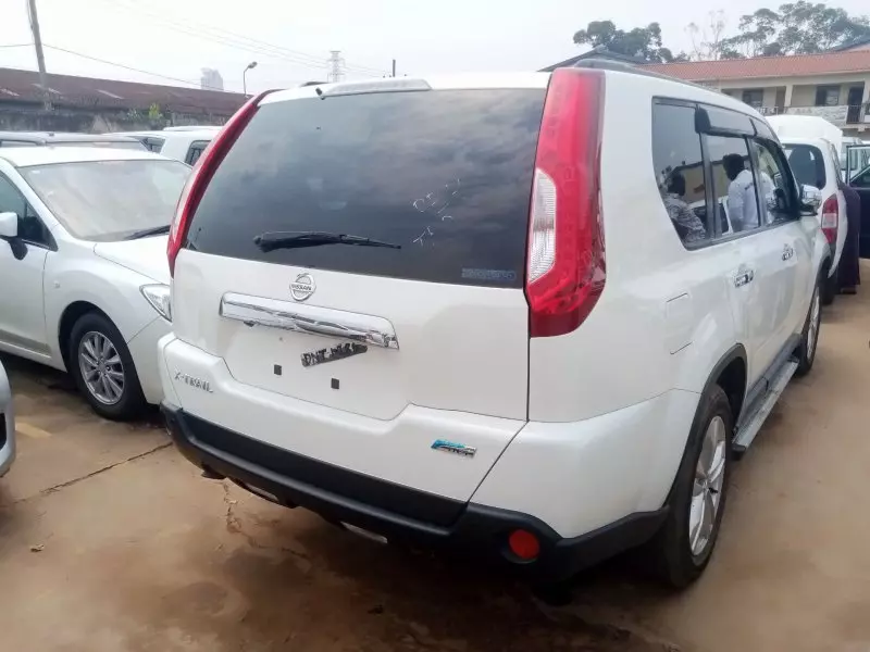 Nissan X-TRAIL    - 2012