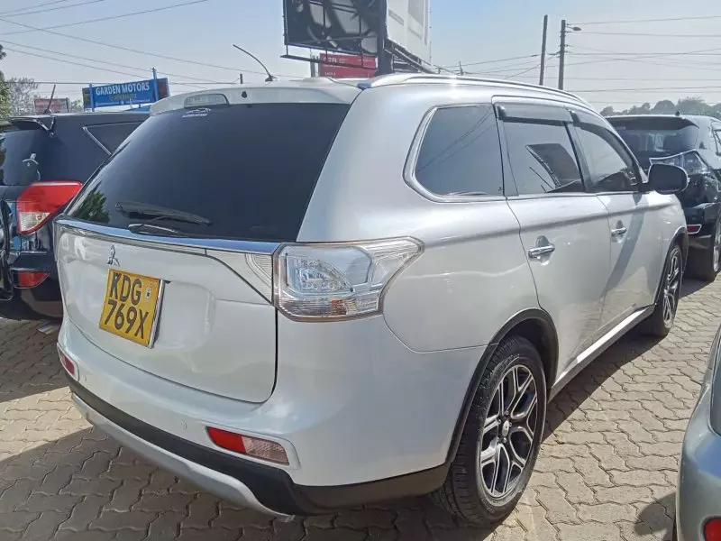 Mitsubishi OUTLANDER   - 2015