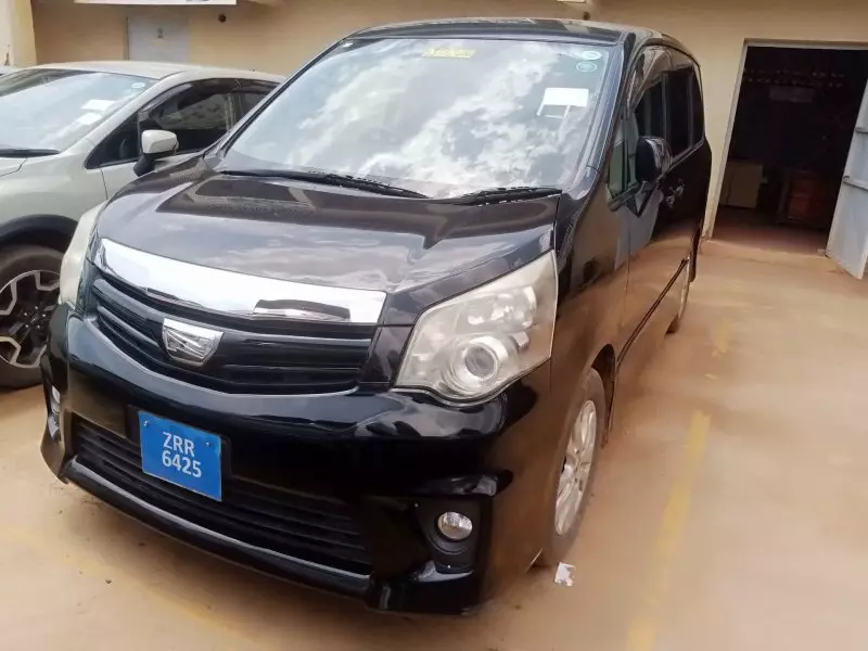 TOYOTA Noah   - 2012