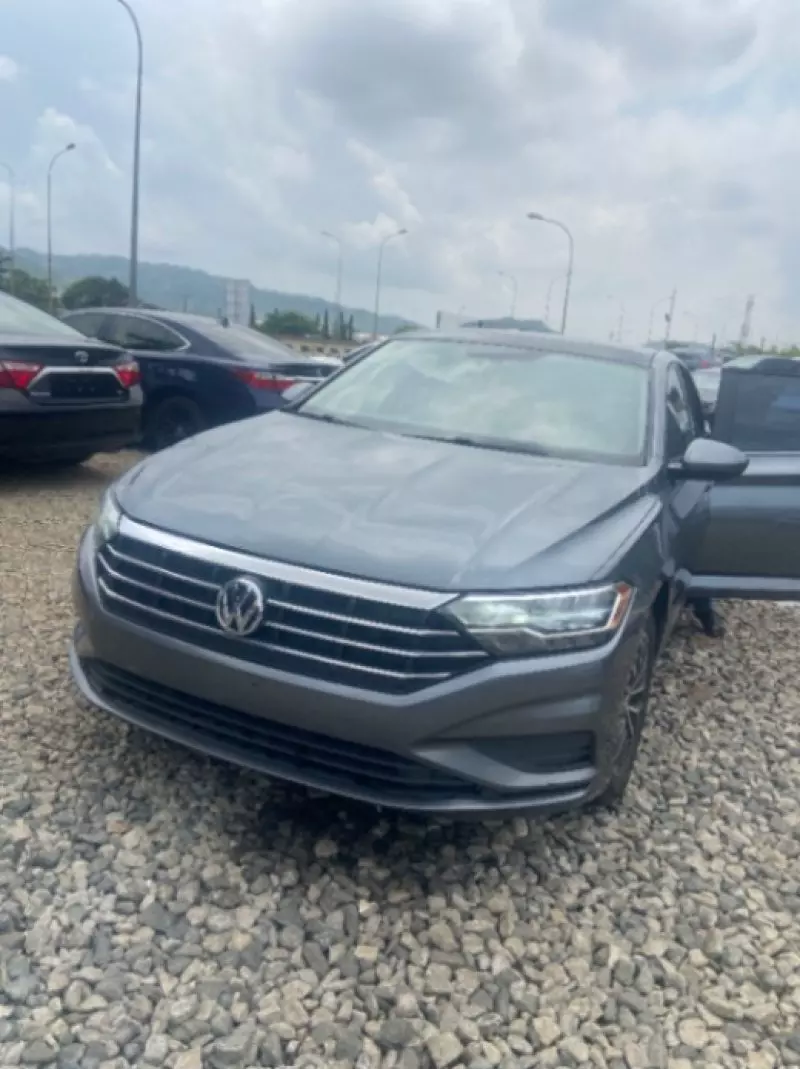 Volkswagen Jetta   - 2019