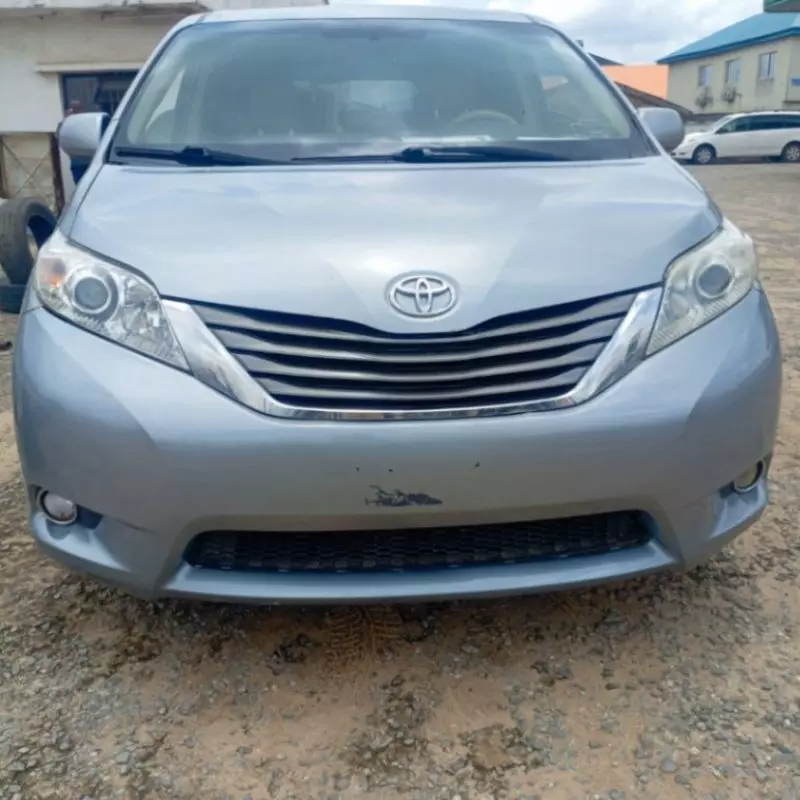Toyota Sienna   - 2013