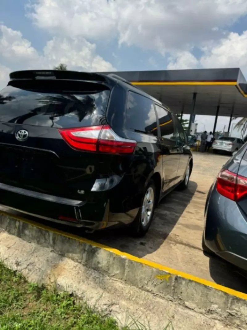 Toyota Sienna   - 2016