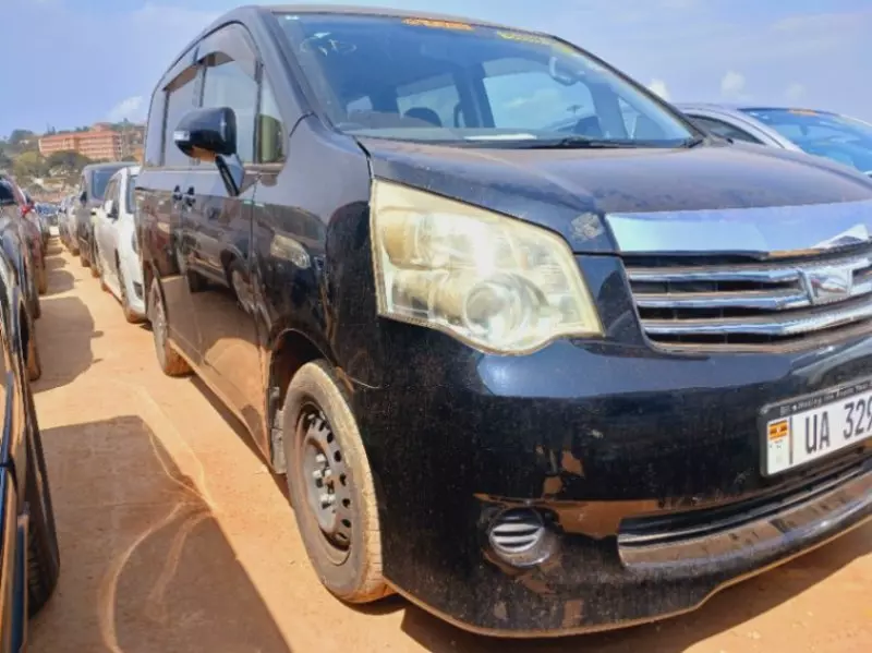 TOYOTA Noah   - 2012