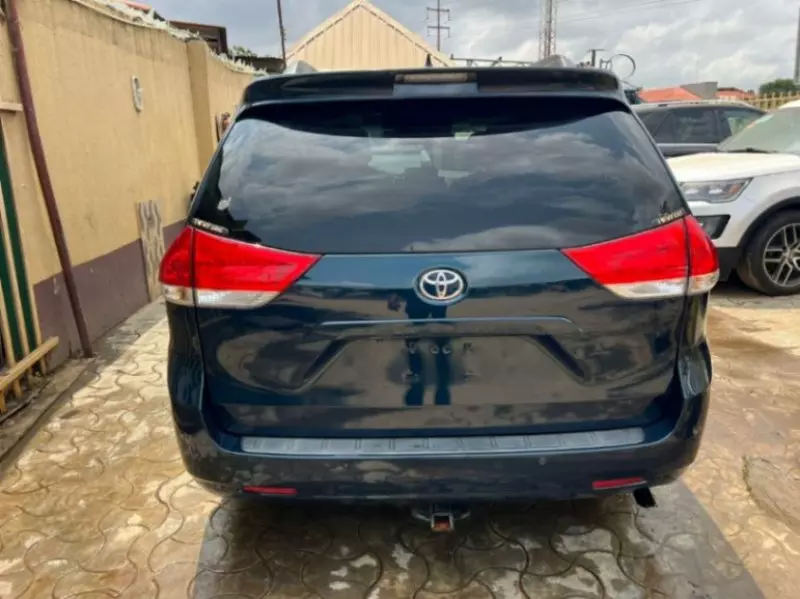 Toyota Sienna   - 2012