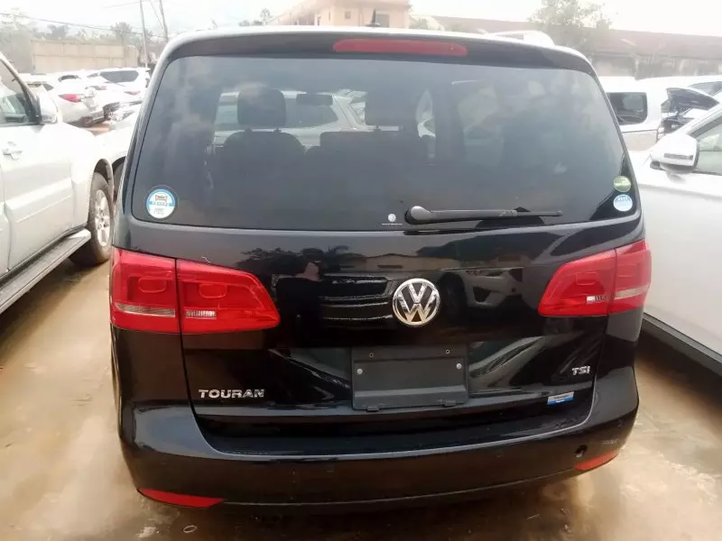 Volkswagen Touran   - 2012