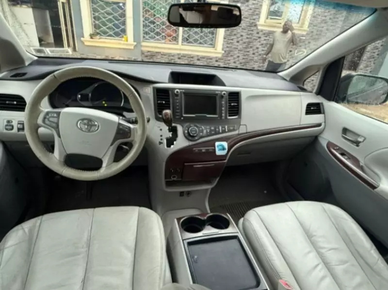 Toyota Sienna - 2011