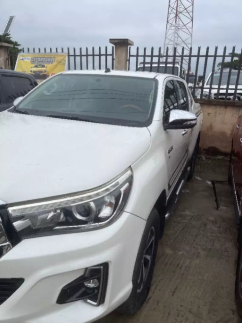 Toyota Hilux   - 2019