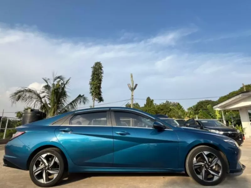Hyundai Elantra   - 2021