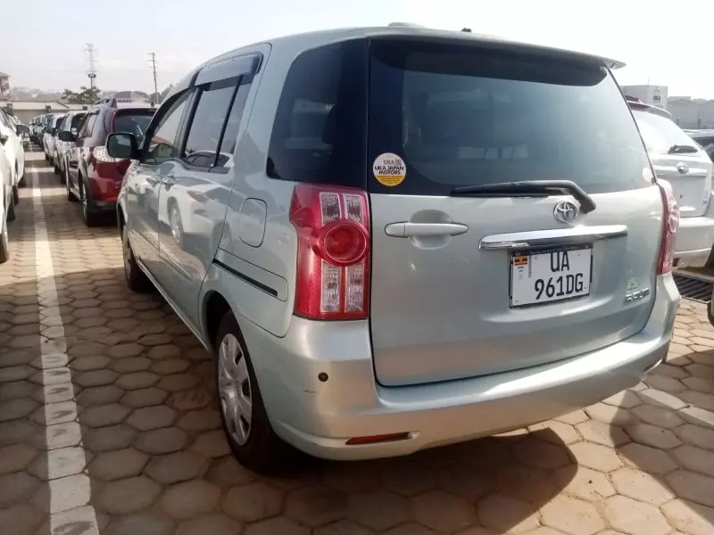 Toyota Raum    - 2010