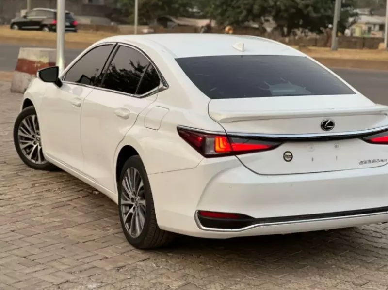 Lexus ES 350   - 2021