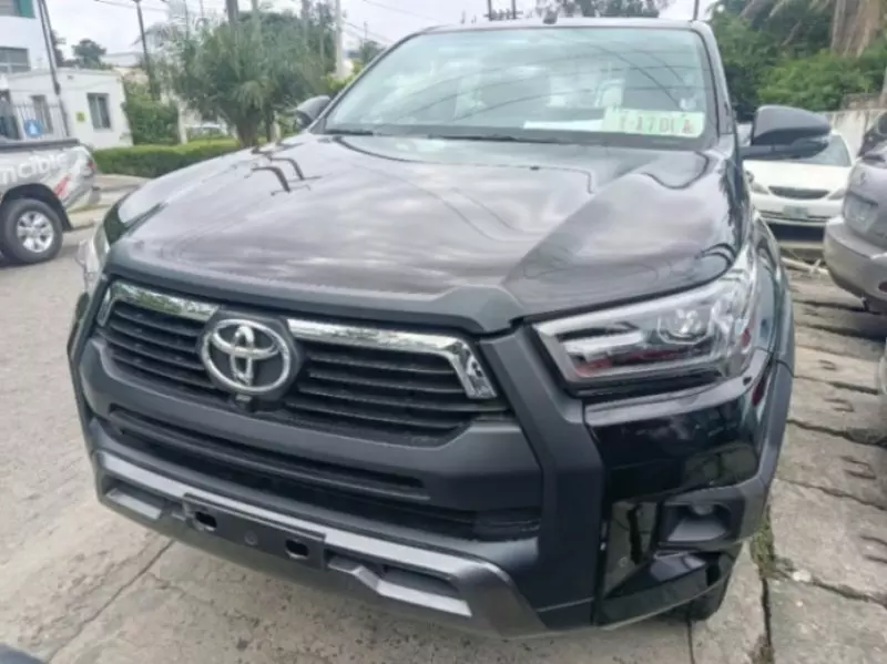 TOYOTA Hilux   - 2025