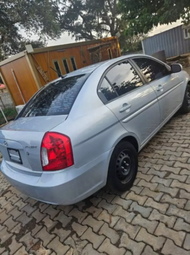 Hyundai Accent   - 2011