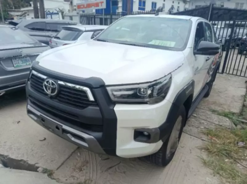 TOYOTA Hilux   - 2025