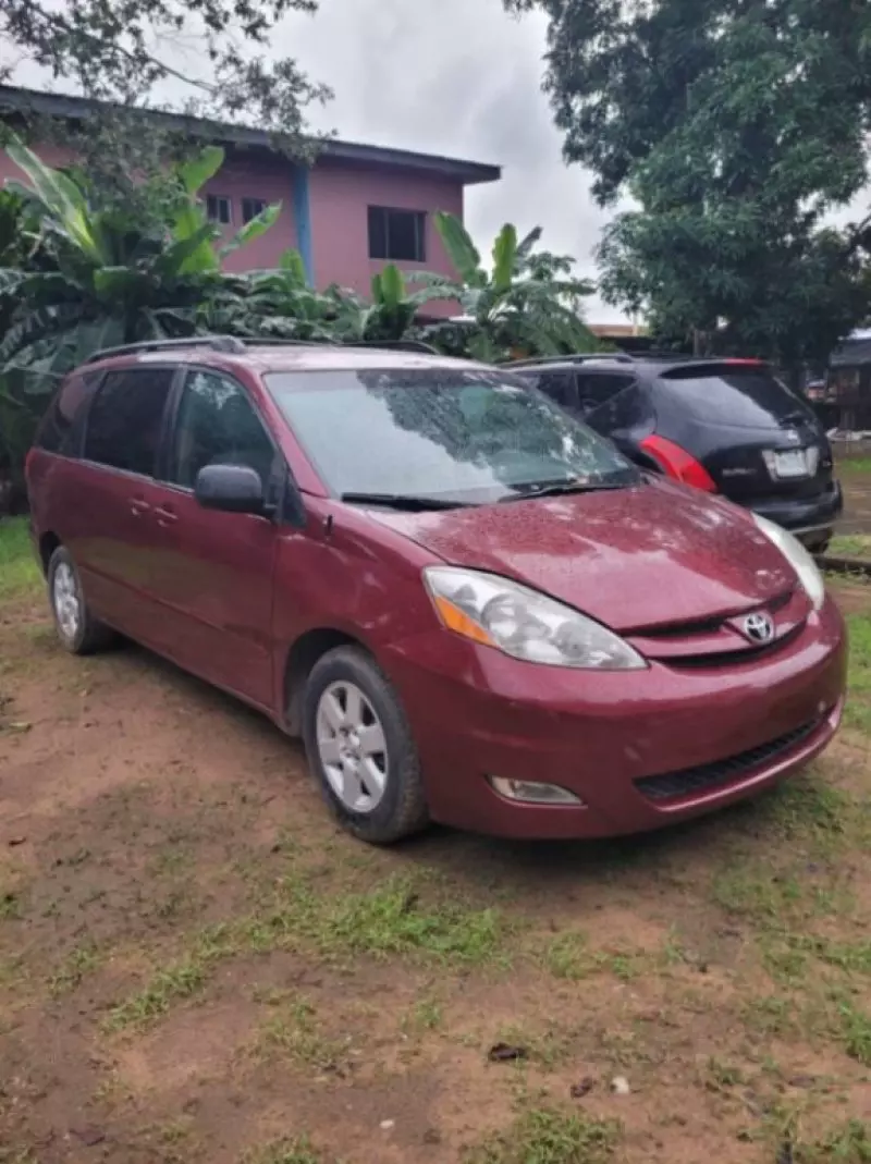 TOYOTA Sienna   - 2009