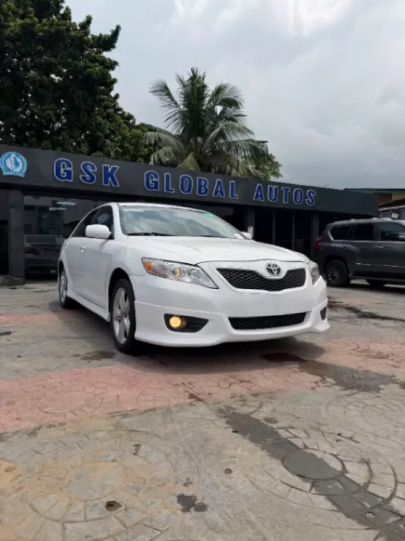TOYOTA Camry - 2010