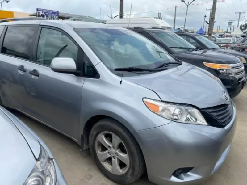 TOYOTA Sienna   - 2011