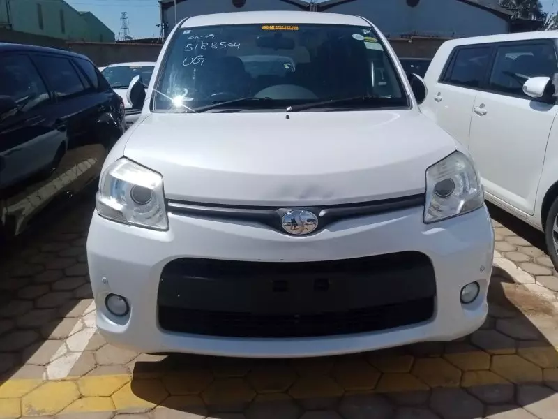 Toyota Sienta   - 2012