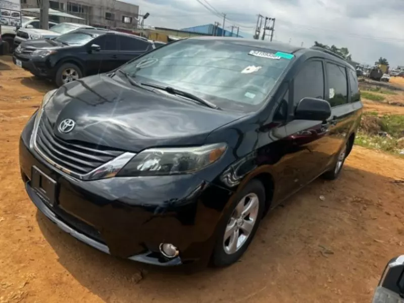 TOYOTA Sienna   - 2011