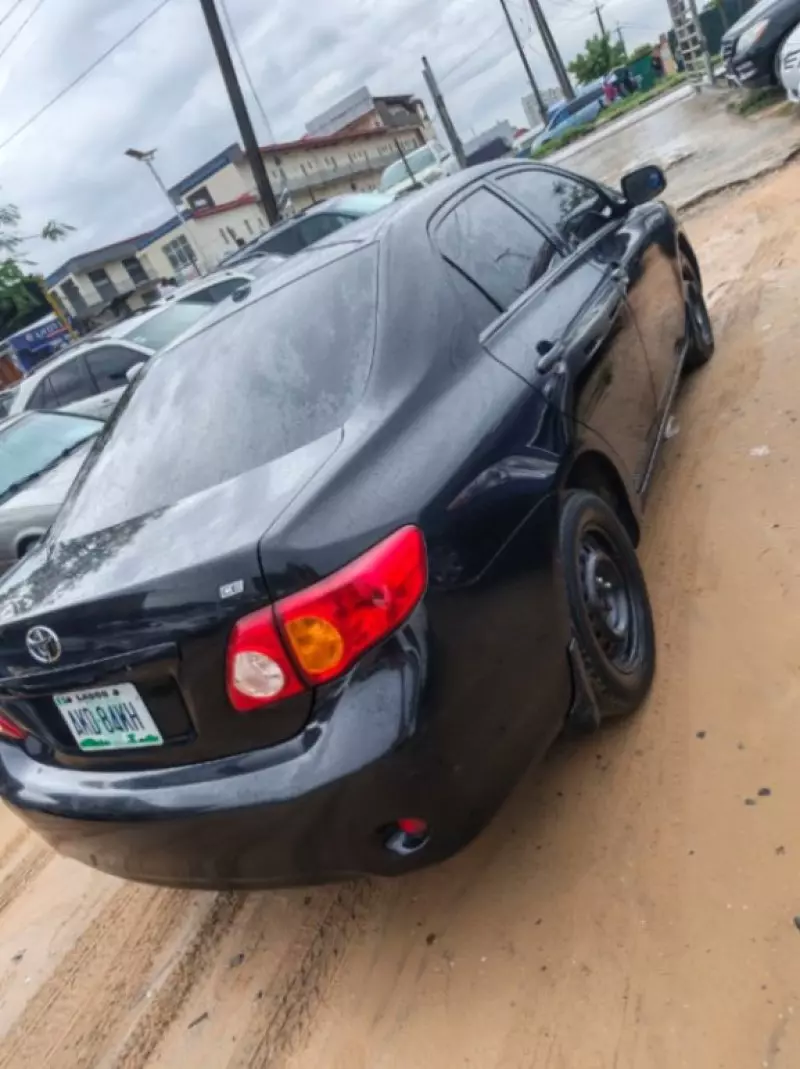 TOYOTA Corolla   - 2010