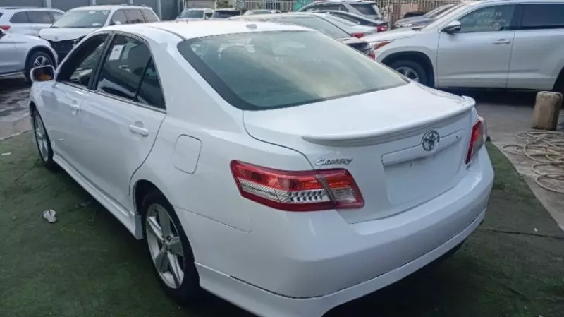 Toyota Camry   - 2011