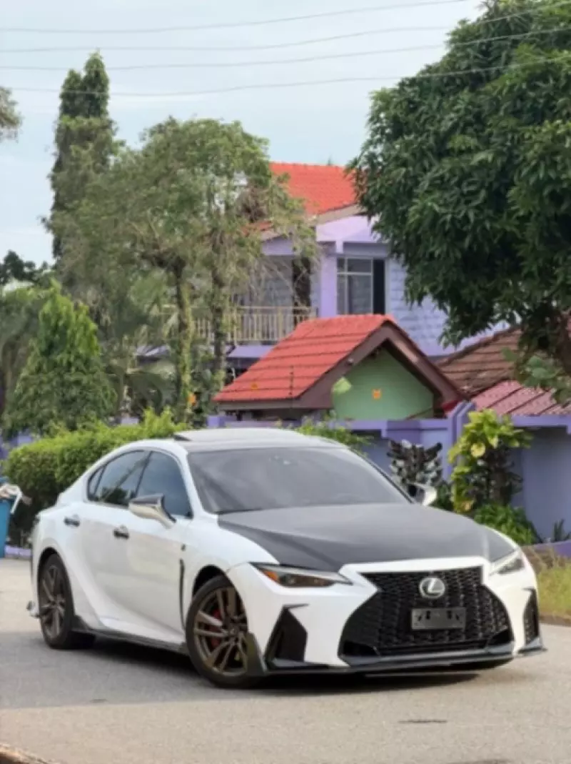 Lexus IS 300   - 2023