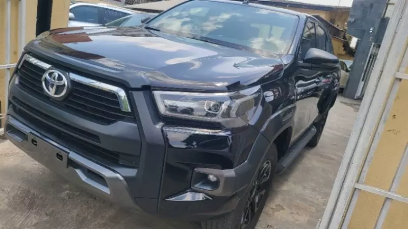 Toyota Hilux   - 2021