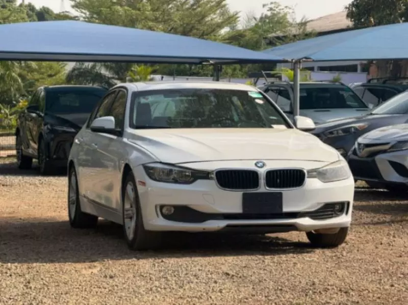 BMW 320i   - 2014