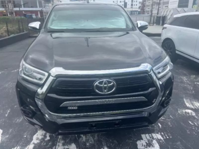 TOYOTA Hilux   - 2023