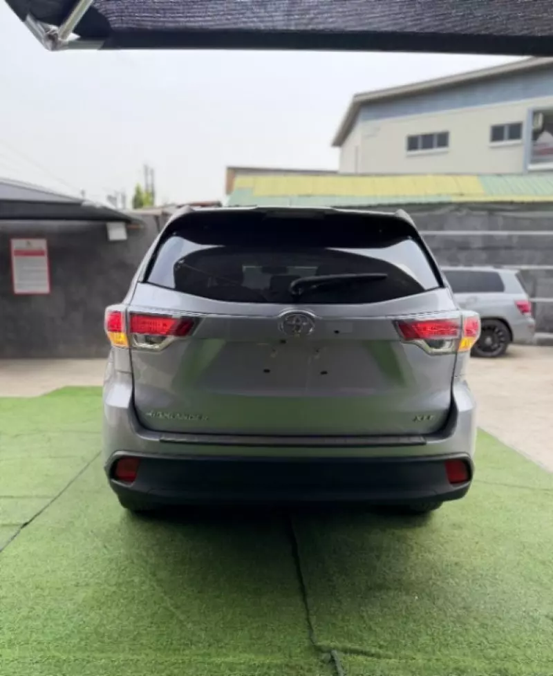 Toyota Highlander   - 2016