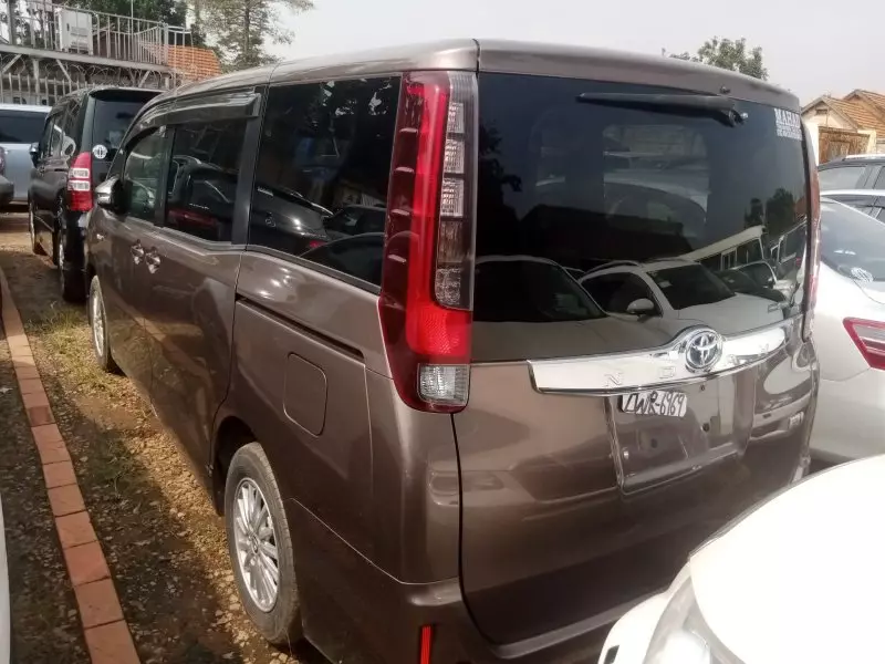 Toyota Noah Hybrid - 2016