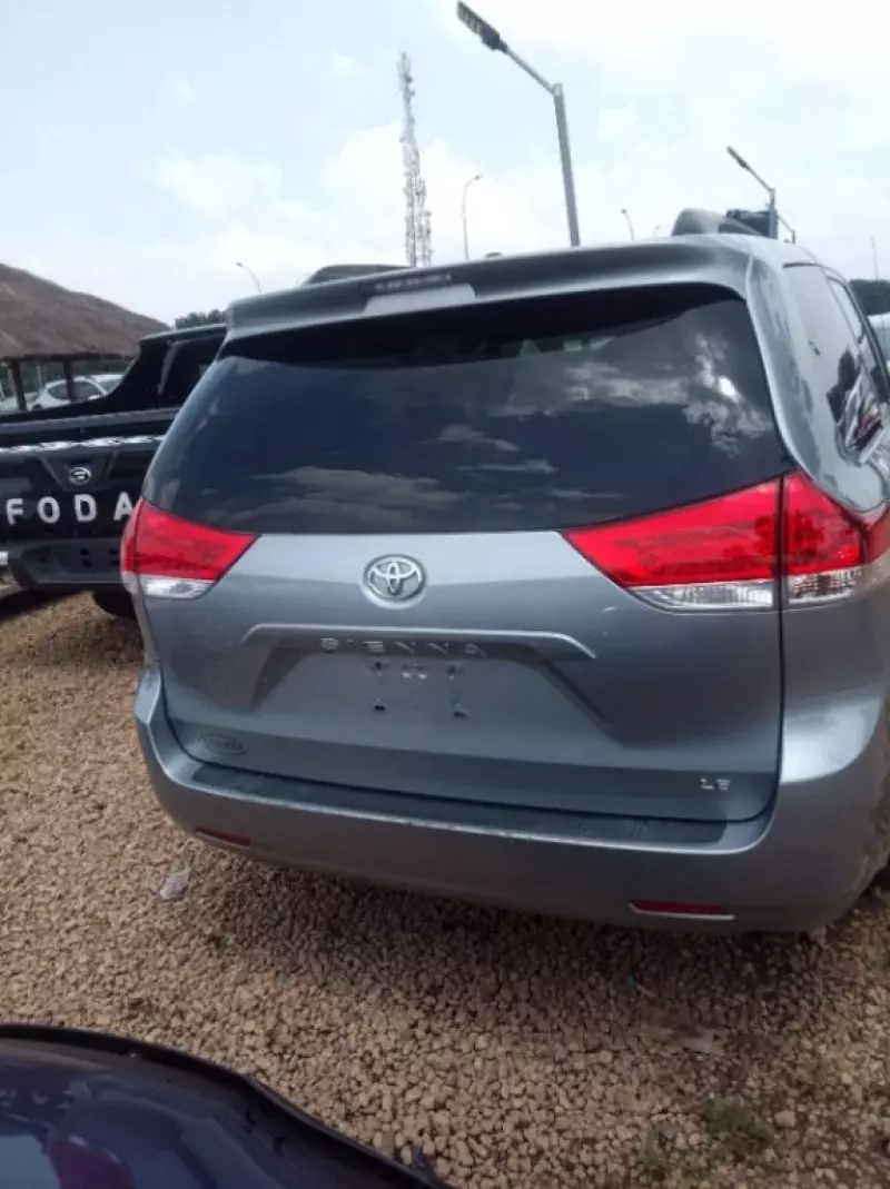 TOYOTA Sienna   - 2013