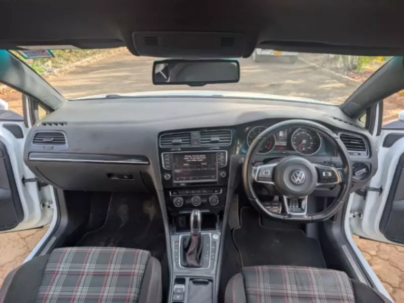 Volkswagen Golf   - 2016