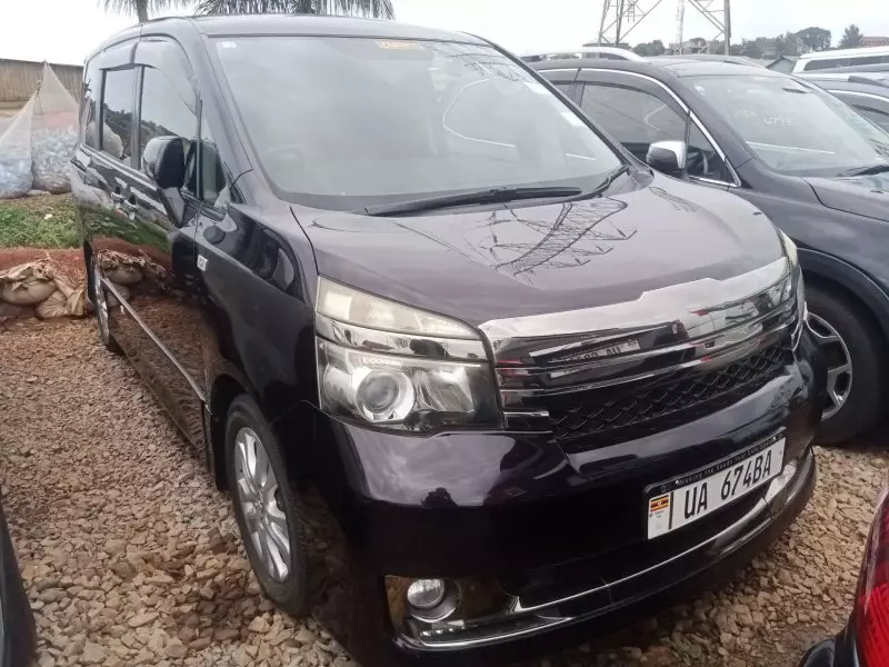 TOYOTA Noah   - 2010