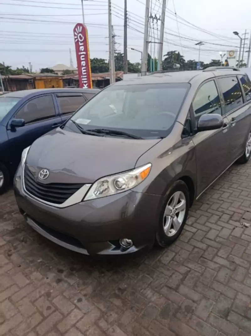 Toyota Sienna   - 2011