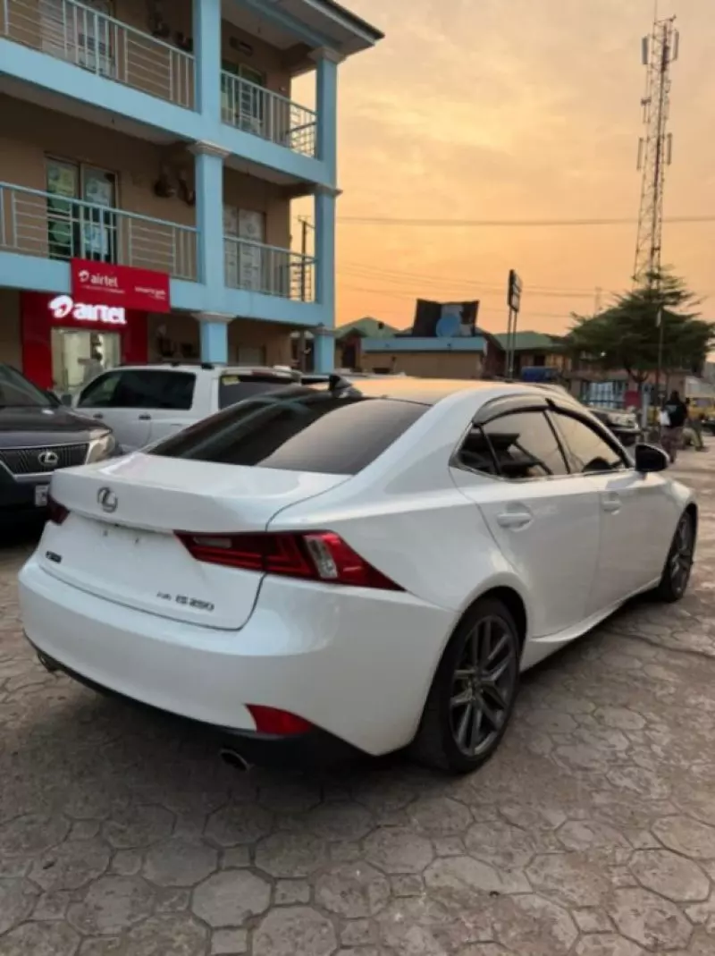 Lexus IS   - 2015